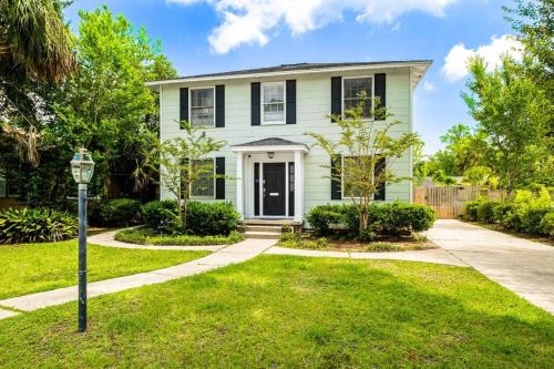 Southeast Pensacola Villa | East Hill Manor with 2 Kitchens Near Beach & Downtwn