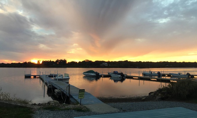 Snug Harbor House | East Matunuck Beach/Salt Pond Getaway 2br/2ba