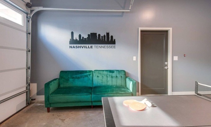 Talbot's Corner House | East Nash Lux - 13 Beds City Views