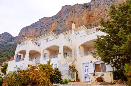 Livadi Apartment | East Red Rock and View Leonidio maisonette studio