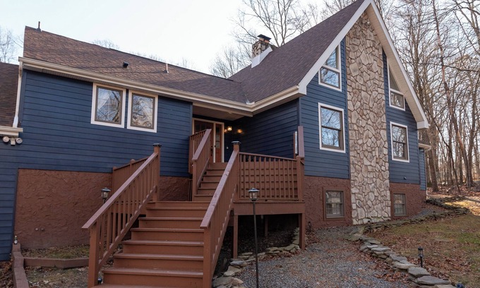 East Stroudsburg House | East Stroudsburg Chalet-4BR,Bar,Hot-tub,Fireplace, Pool