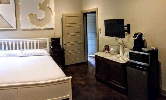 Chestnut House | Eastside and Downtown Austin Near UT Access and Nightlife