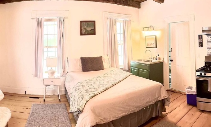 Moscow Apartment | Easy access to ski Stowe in Modern 1850s Farmhouse