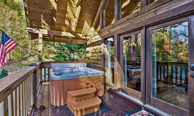Black Bear Falls Cabin | Easy roads~5 mins to parkway~peaceful~cozy~free internet~pool.