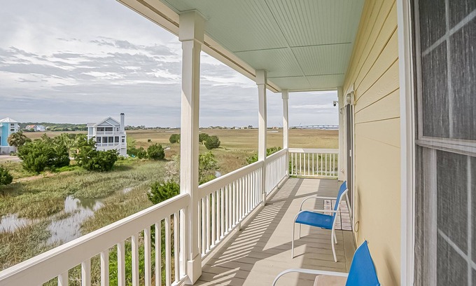 Beachwalk House | EBB TIDE Great Views Short walk to Beach