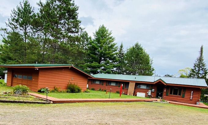 Mercer House | Echo Lake Retreat Relax & Play in the great northwoods! Pier, Utv, Snowmobile.