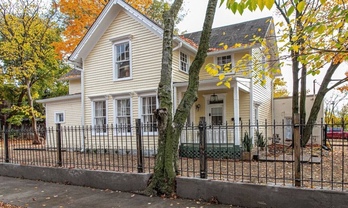 Knoxville House | Eclectic 1899 Victorian ~ Walk to Food & Drinks