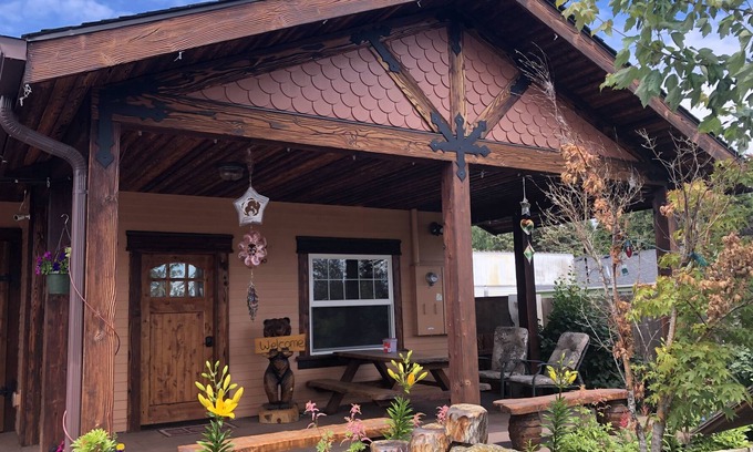 Salem House | Eclectic Private Guest Quarters Oregon 3D Art w/Spa