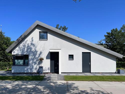 Dirkshorn House | Eco-friendly villa with terrace and garden