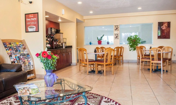 West Old Town Hotel | Econo Lodge Albuquerque Old Town
