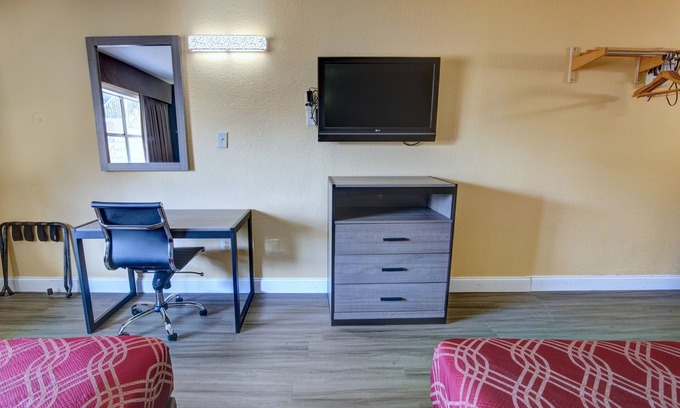 Norfolk - Virginia Beach Hotel | Econo Lodge at Military Circle