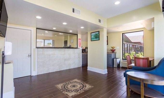 Gallatin Hotel | Econo Lodge Gallatin - Metro Nashville
