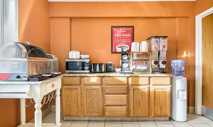 Hays Hotel | Econo Lodge Hays I-70