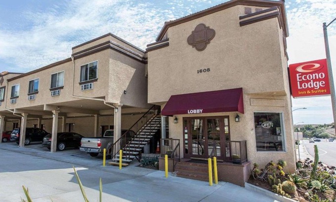 Fallbrook Hotel | Econo Lodge Inn & Suites Fallbrook Downtown