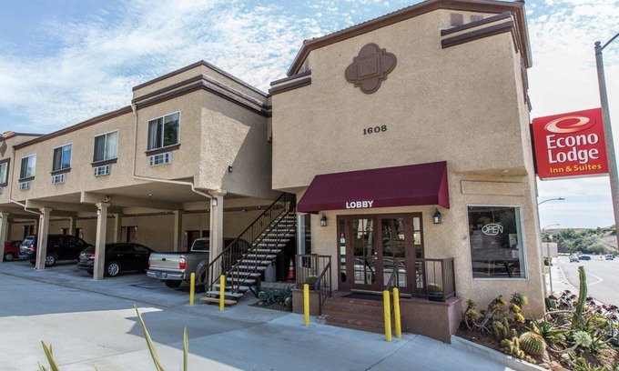 Fallbrook Hotel | Econo Lodge Inn & Suites Fallbrook Downtown