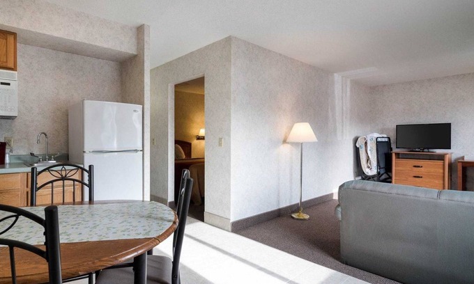 Canandaigua Hotel | Econo Lodge Inn & Suites Canandaigua