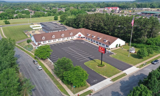 Eau Claire Hotel | Econo Lodge Inn & Suites
