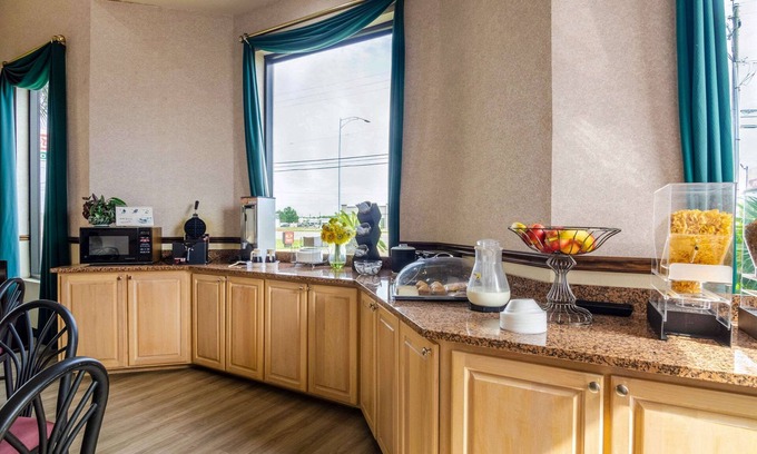 Gulfport Hotel | Econo Lodge Inn & Suites