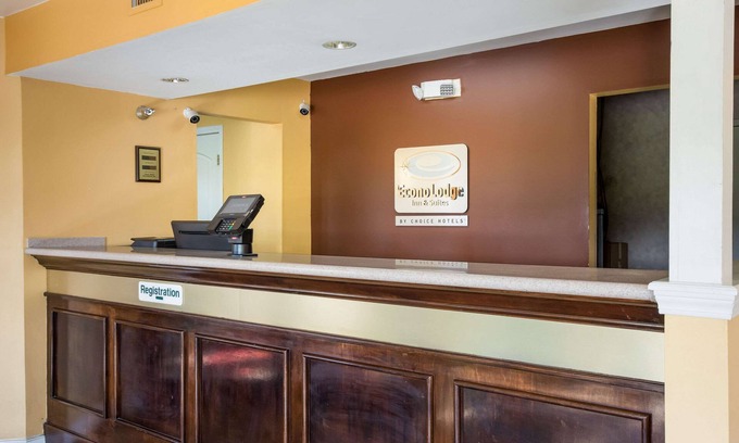 Hillview Hotel | Econo Lodge Inn & Suites