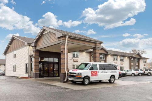 Milwaukee Cabin | Econo Lodge Milwaukee Airport