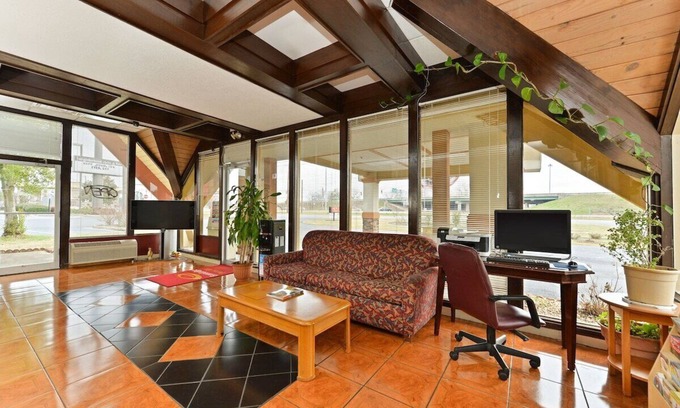 Perry Hotel | Econo Lodge - Perry National Fair Ground Area