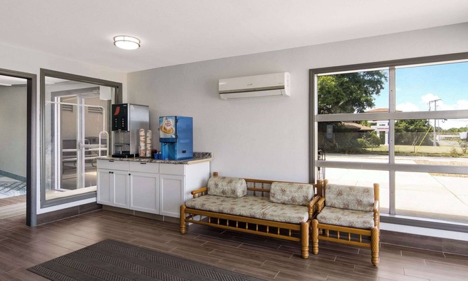 Portage Hotel | Econo Lodge Portage