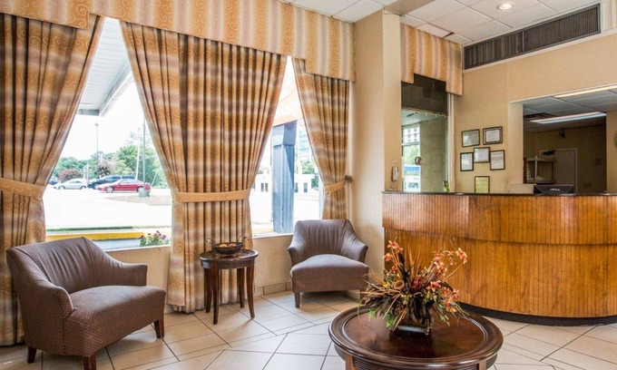East Point Hotel | Econo Lodge