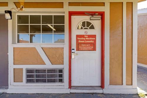 Pryor Cabin | Econo Lodge