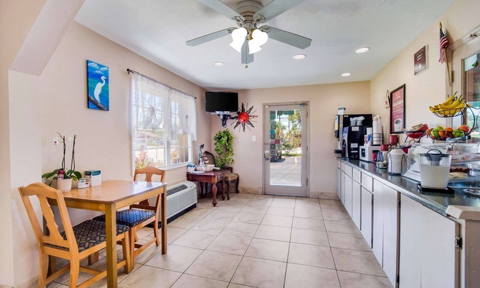Walterboro Hotel | Econo Lodge