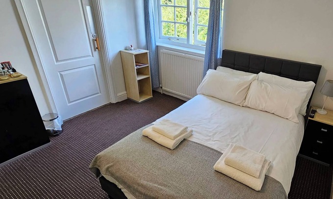 Mynydd Isa House | Economy Double Room Private Bathroom Free Wi-Fi Walk-in Shower