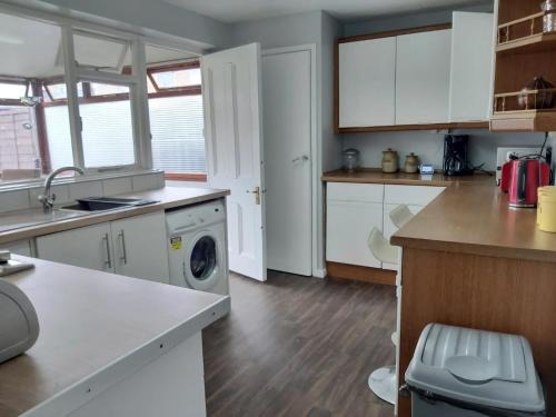 Dunstable House | Eddiwick House - Huku Kwetu Dunstable -Spacious 4 Bedroom House - Beds Suitable for Builders and Contractors