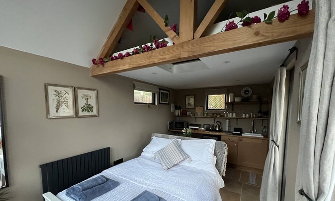 Upper Brailes Cabin | Edge of Cotswolds Retreat Cabin for 2