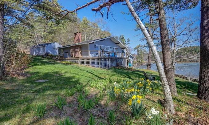 Edgecomb Cottage | Edgecomb Maine. Close to Boothbay & Wiscasset. Very private and relaxing.