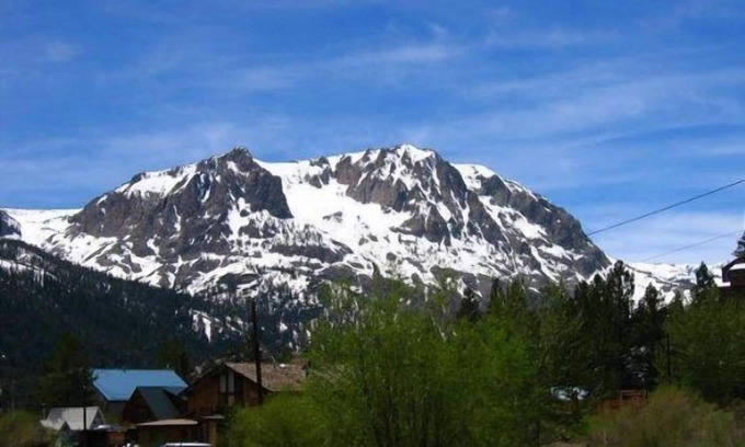 June Lake Condo | Edgewater #13, spacious 2 bd/2 bth