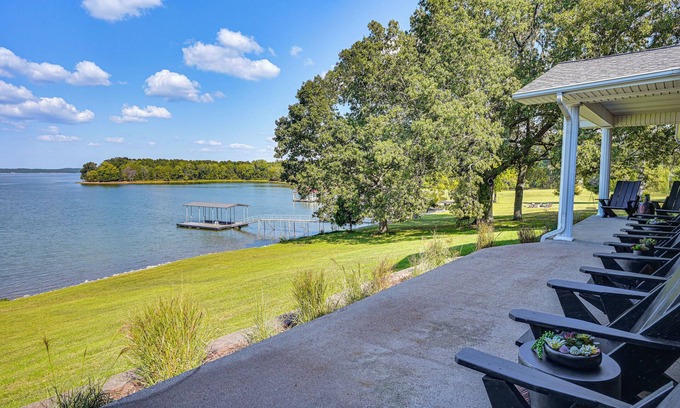 Benton House | 'Edgewater on Kentucky Lake' w/Hot Tub & Games