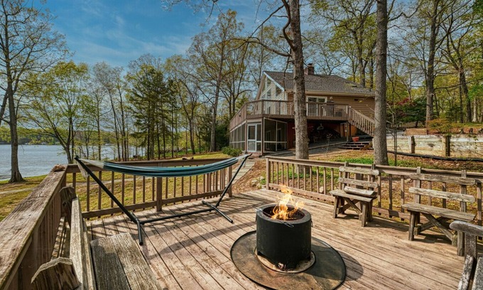 Mineral House | Edgewood Dream- Cozy Waterfront Home, Deep Water, Centrally Located