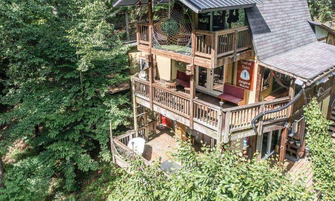 Woodstock House | Edward - The Hut