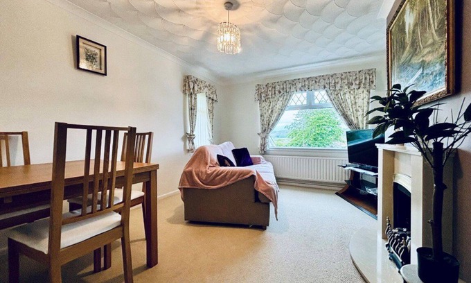 Nailsea Apartment | EEJs Cozy 2-Bedroom Apartment in Nailsea