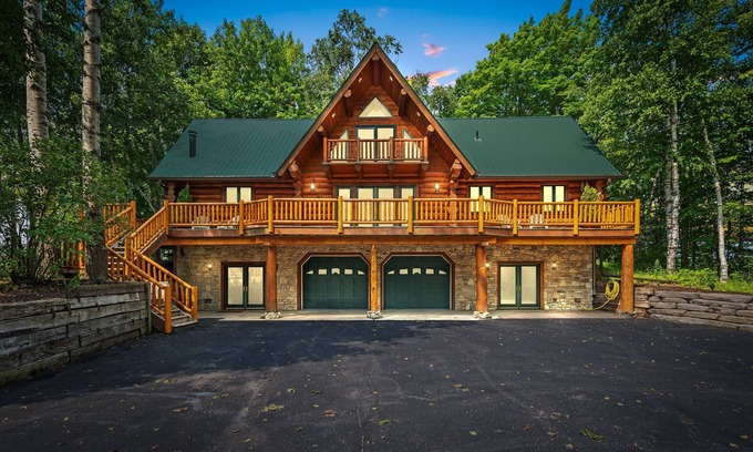 Egg Harbor Cabin | Egg Harbor Log Cabin w Outside Bar and Patio!