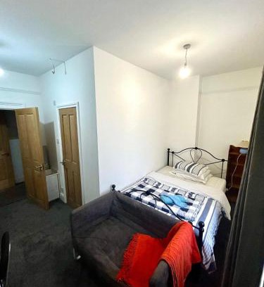 Runnymede Apartment | EGHAM LOVELY STUDIO SELF CONTAINED 2 mins station
