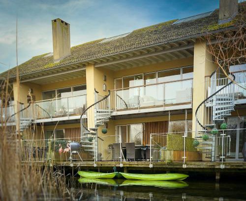 Cirencester House | Eider Cottage: Lake View & Access in the Cotswolds