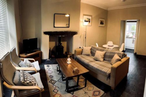 Caernarfon House | Eilio Cottage- Closely located to Snowdon