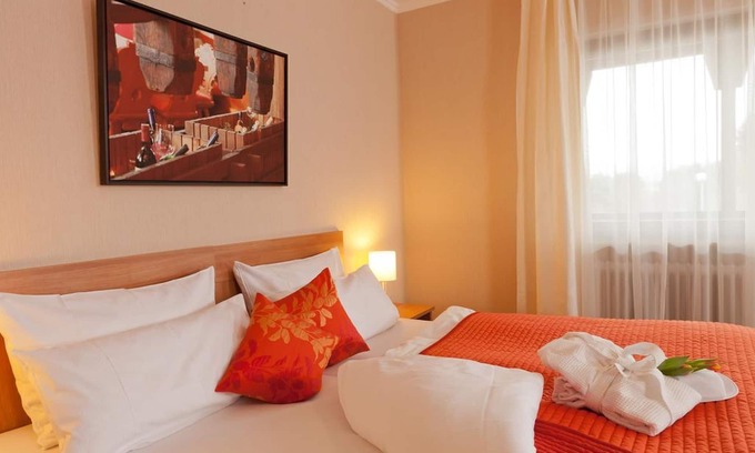Mengen Apartment | Einzelzimmer mit Badezimmer und Flachbild-TV