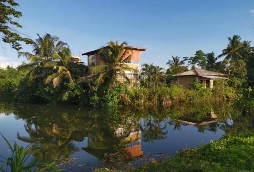 Weligama Hotel | EKUKU lake houses