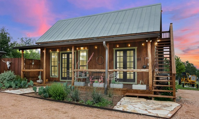 Fredericksburg Cabin | El Camino Ranch Cabin | 2/1 | Pet Friendly | Wet Bar