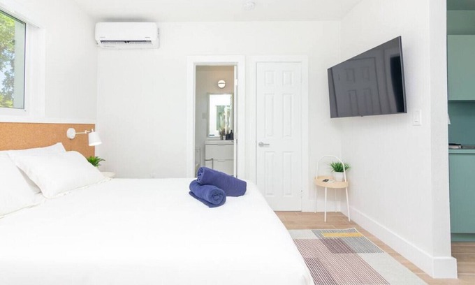 El Portal Apartment | El Portal #2 · Newly Renovated Stylish Studio in El Portal #2