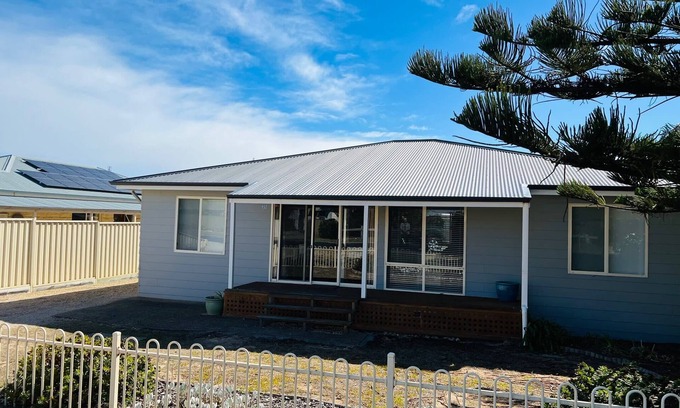Waterhouse House | Elandra House - WiFi, pet friendly outside