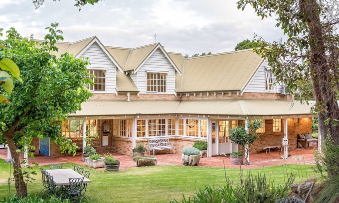 Eagle Bay House | Elanora - country style home, walk to beach- Pet Friendly!