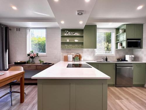 Elanora Heights Apartment | Elanora Escape- Hillside Retreat