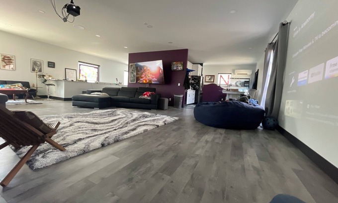 South Central Omaha House | electric car friendly. Charming 1000 sq.ft loft in welcoming Omaha with WiFi, AC